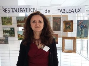 devant le stand de restauration de tableaux