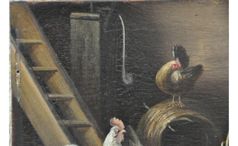 Détail avant restauration peinture sur bois, poule sur un tonneau dans une grange rustique