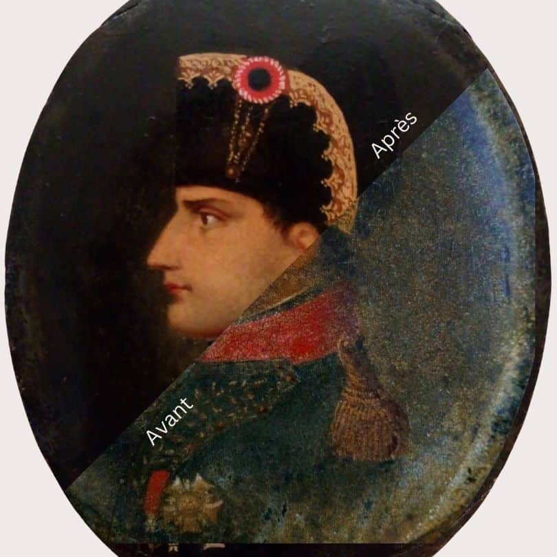 Portrait de Napoléon sur bois en version avant et après restauration, montrant la différence entre l’œuvre abîmée et l’œuvre restaurée.