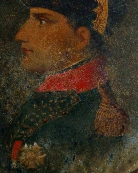 Portrait sur bois de Napoléon avant restauration : présence d’une éraflure et décorations peu lisibles à cause de l’usure.